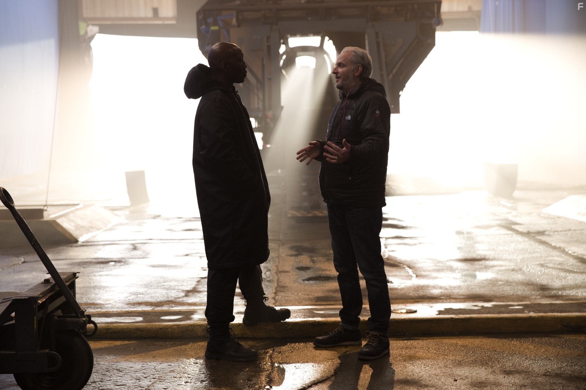 Mahershala Ali and Francis Lawrence in Голодные игры: Сойка-пересмешница. Часть I (2014)