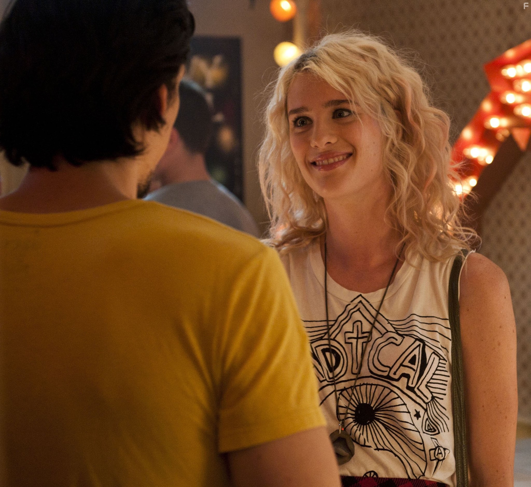 Mackenzie Davis in Дружба и никакого секса (2013)