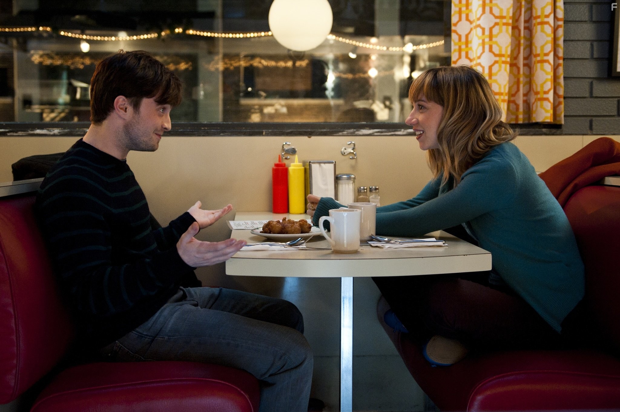 Daniel Radcliffe and Zoe Kazan in Дружба и никакого секса (2013)