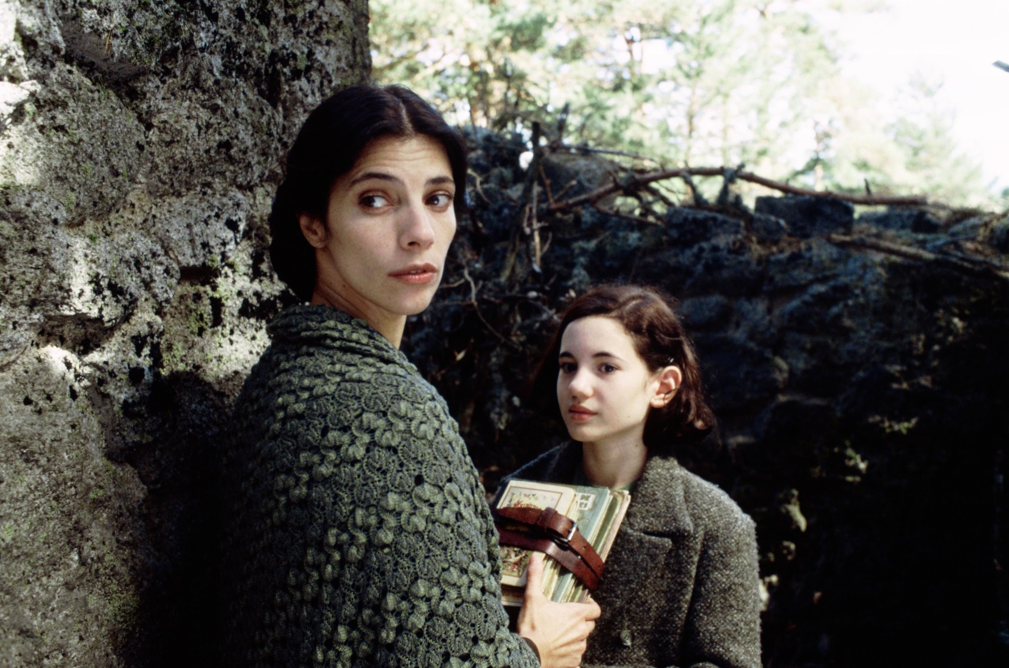 Maribel Verd? and Ivana Baquero in Лабиринт Фавна (2006)
