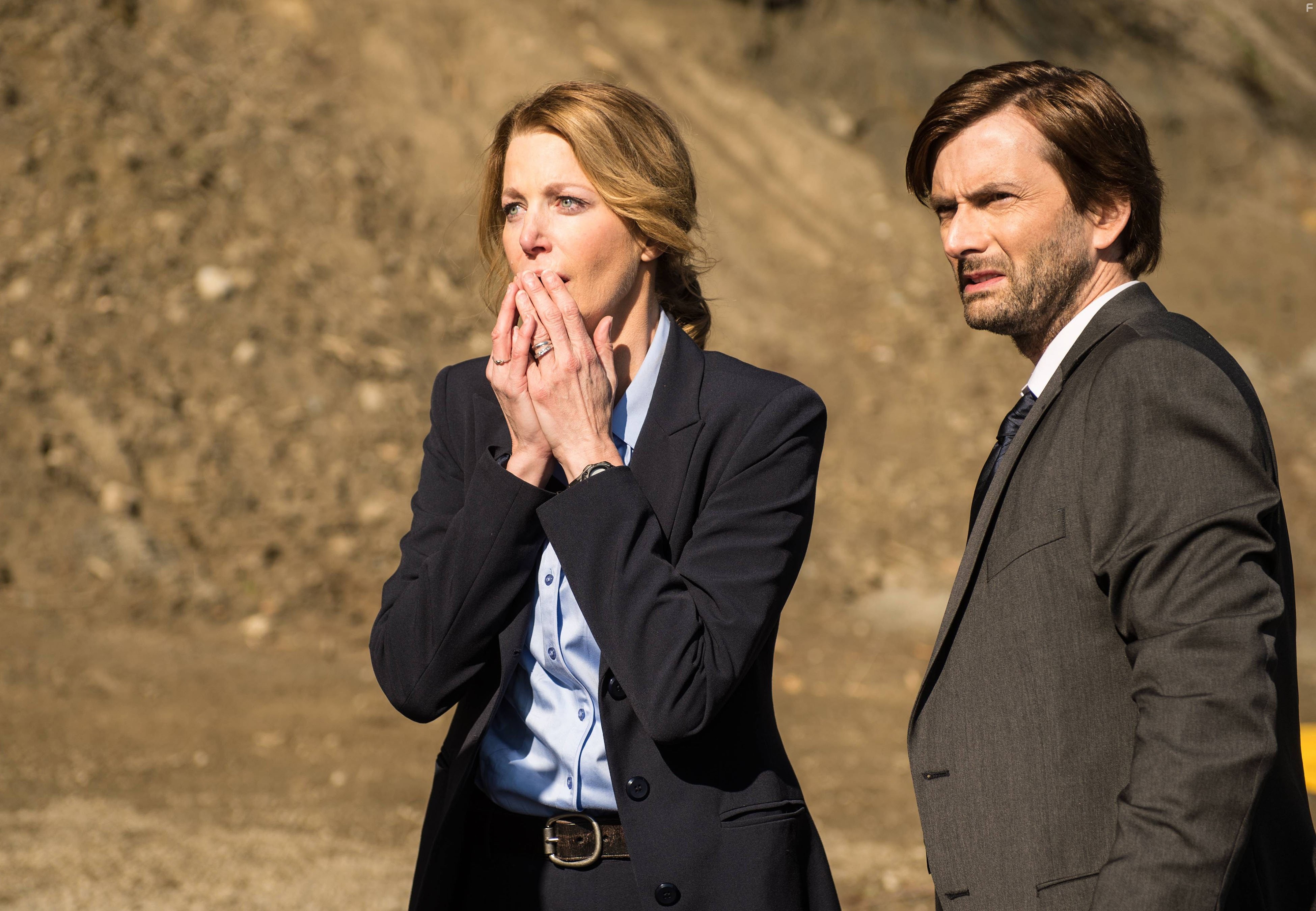 Anna Gunn and David Tennant in Грейспойнт (2014)