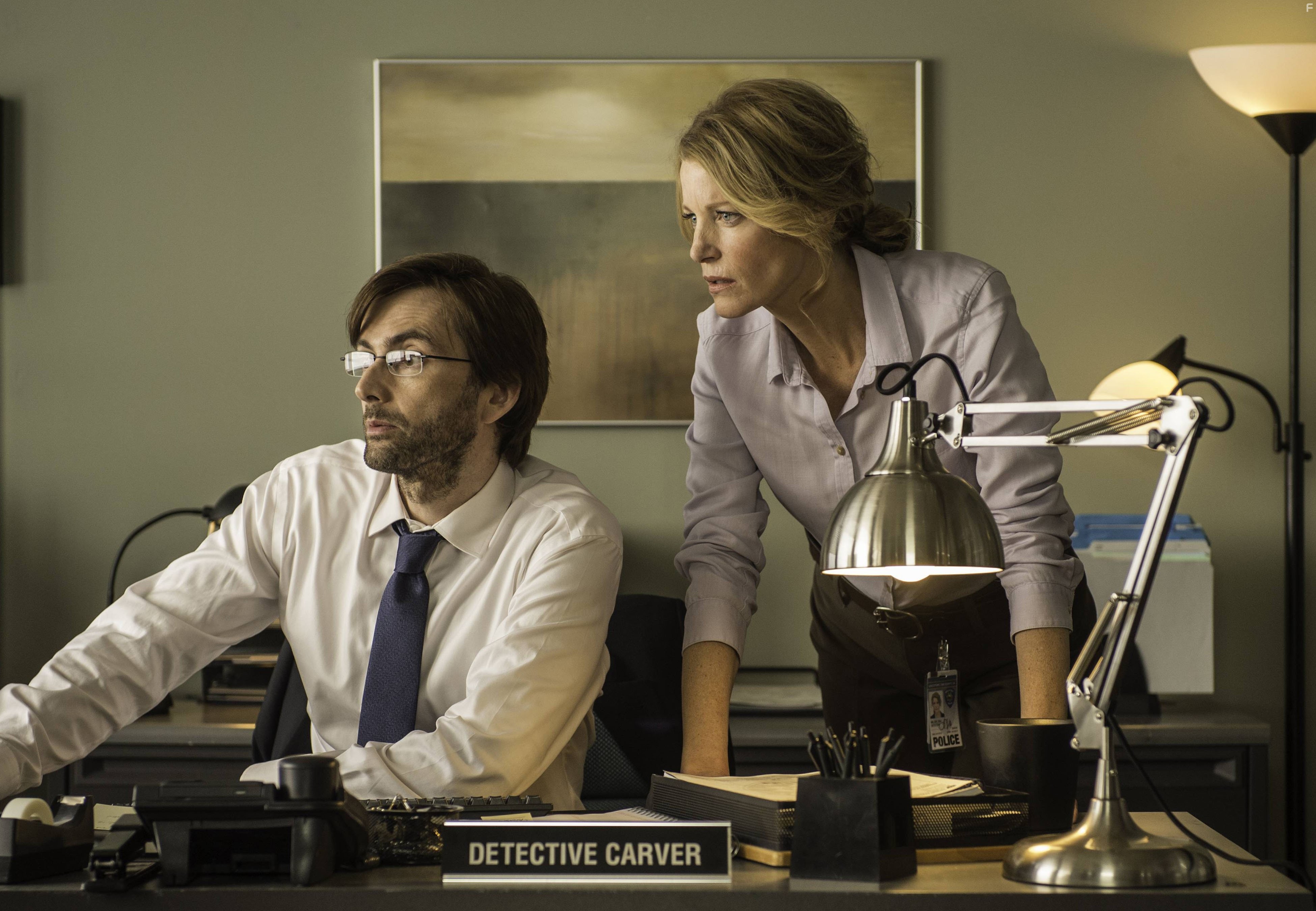 Anna Gunn and David Tennant in Грейспойнт (2014)