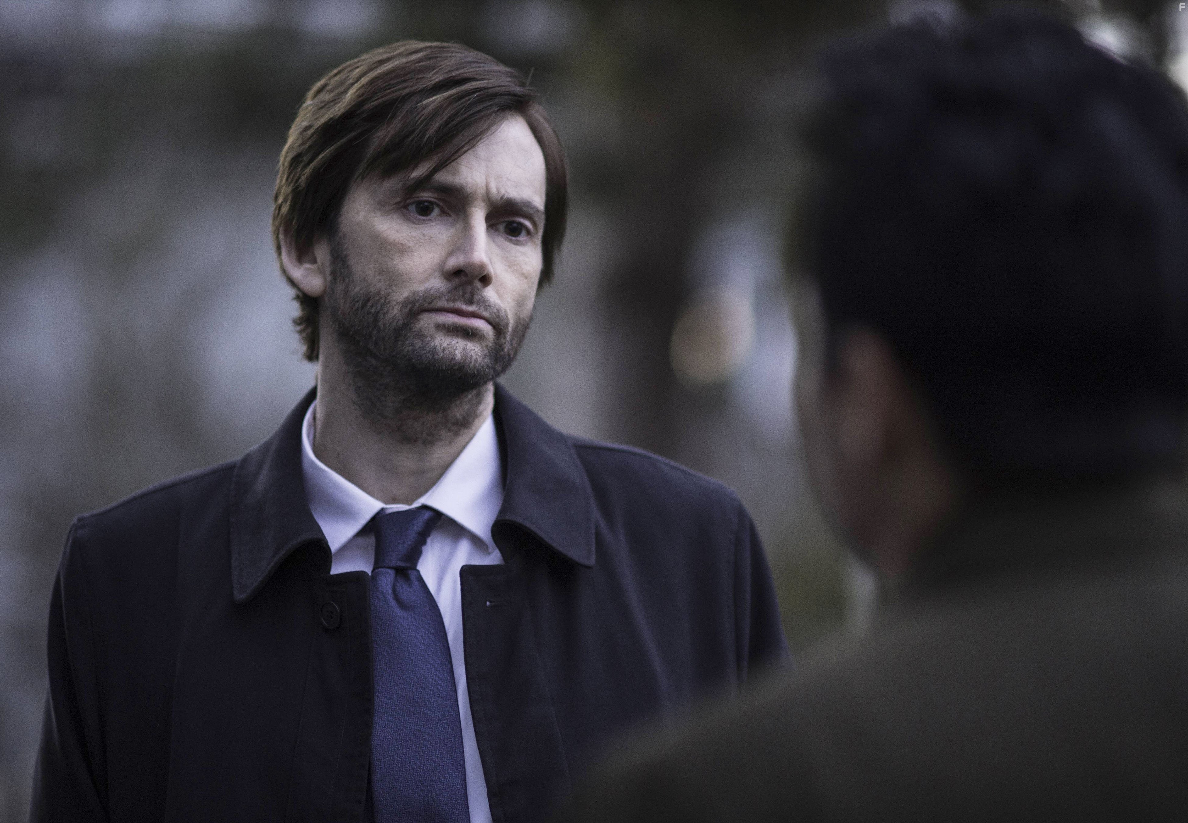 Michael Pe?a and David Tennant in Грейспойнт (2014)