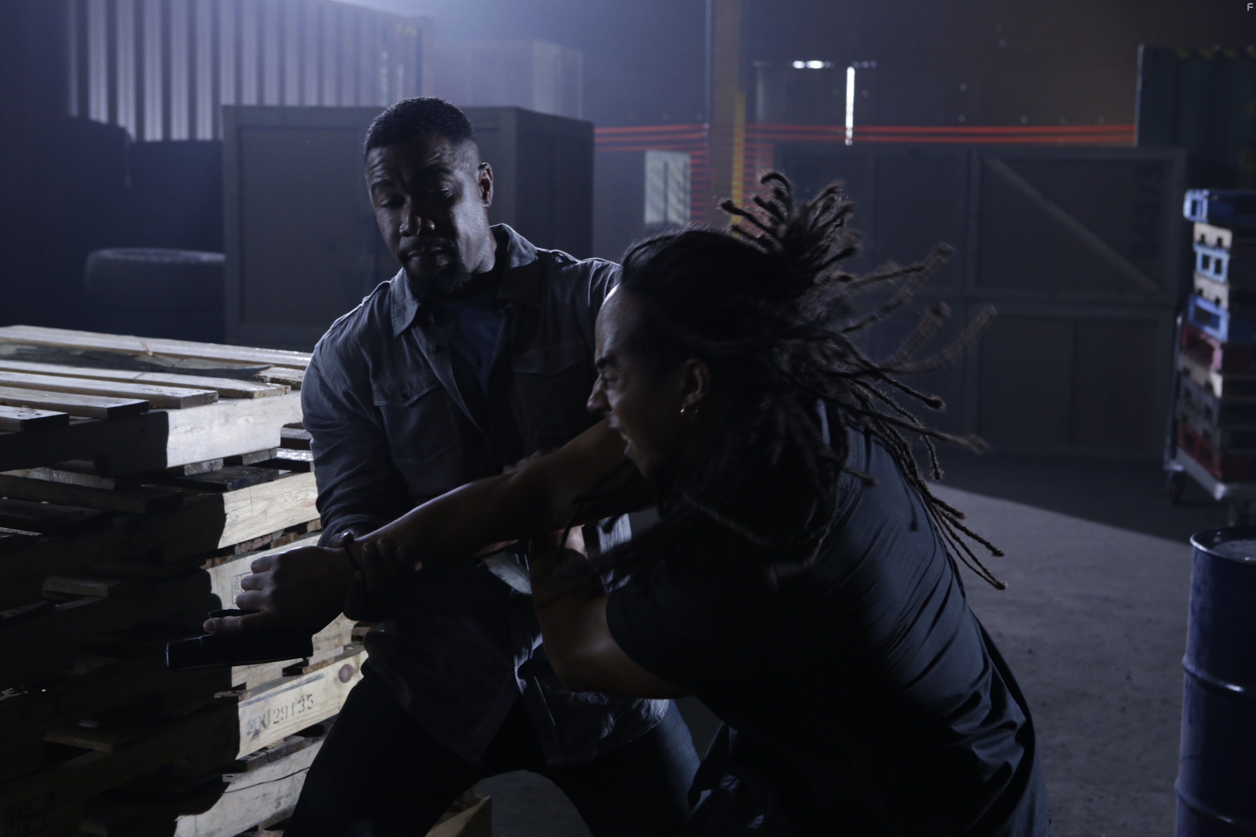 Michael Jai White and Lateef Crowder in Восхождение Сокола (2014)