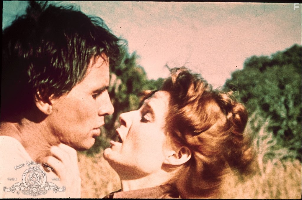 R.A. Dow and Patricia Pearcy in Черви (1976)