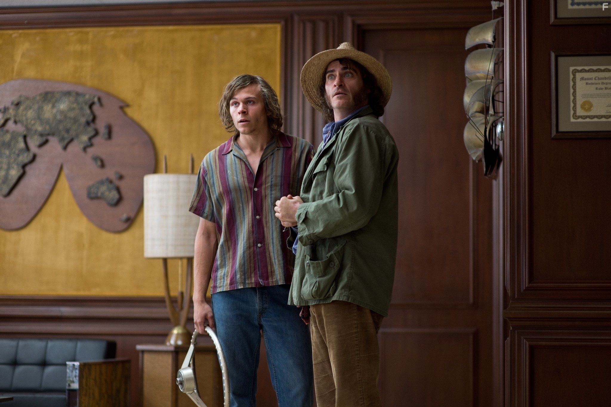Joaquin Phoenix and Jordan Christian Hearn in Врожденный порок (2014)