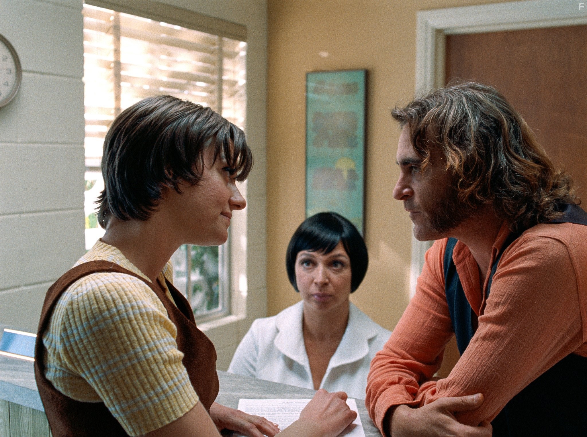 Joaquin Phoenix, Michelle A. Sinclair, and Maya Rudolph in Врожденный порок (2014)
