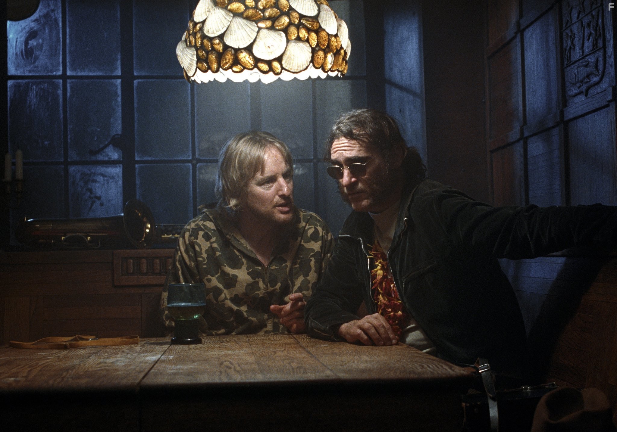 Joaquin Phoenix and Owen Wilson in Врожденный порок (2014)