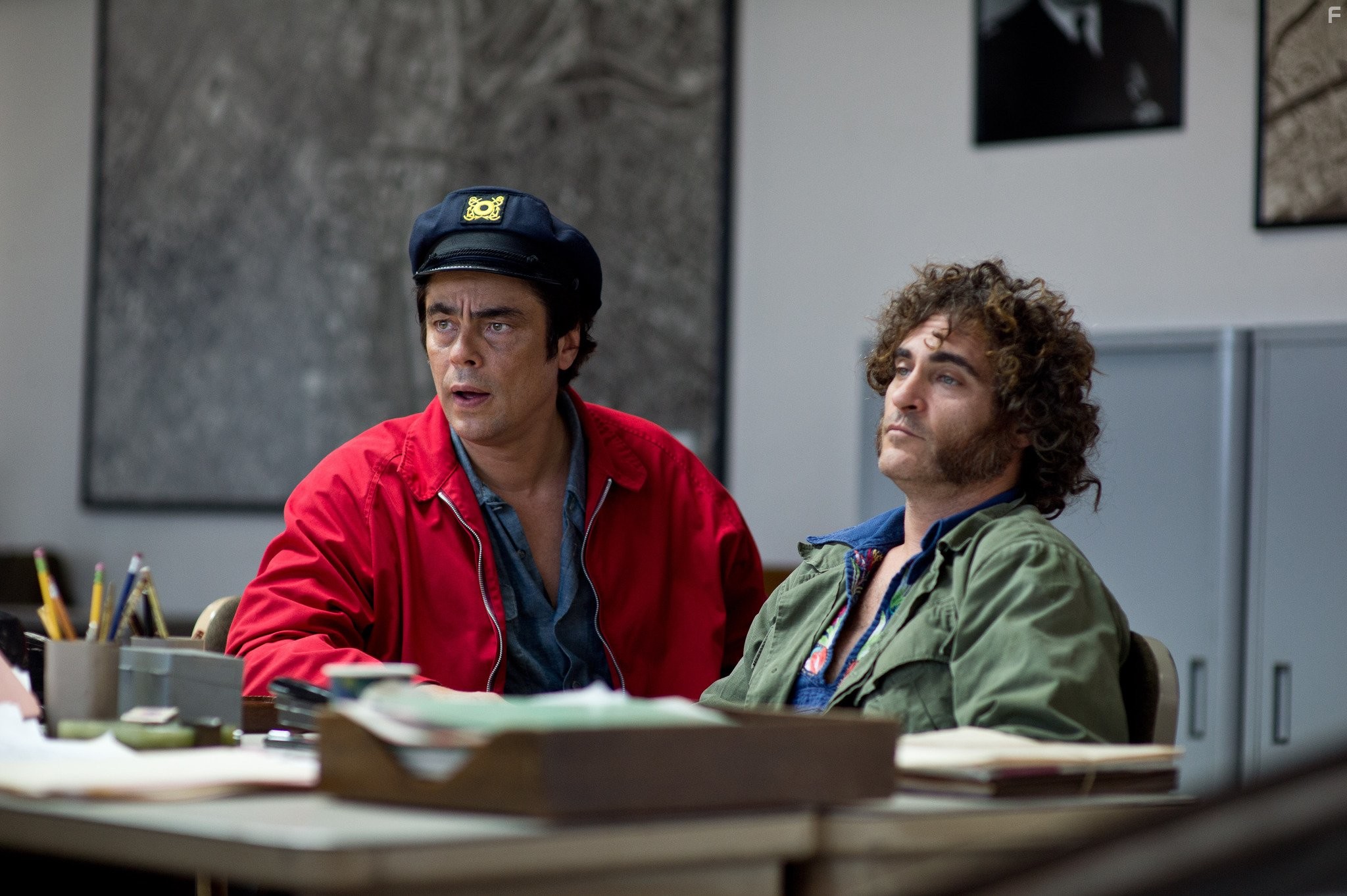 Benicio Del Toro and Joaquin Phoenix in Врожденный порок (2014)
