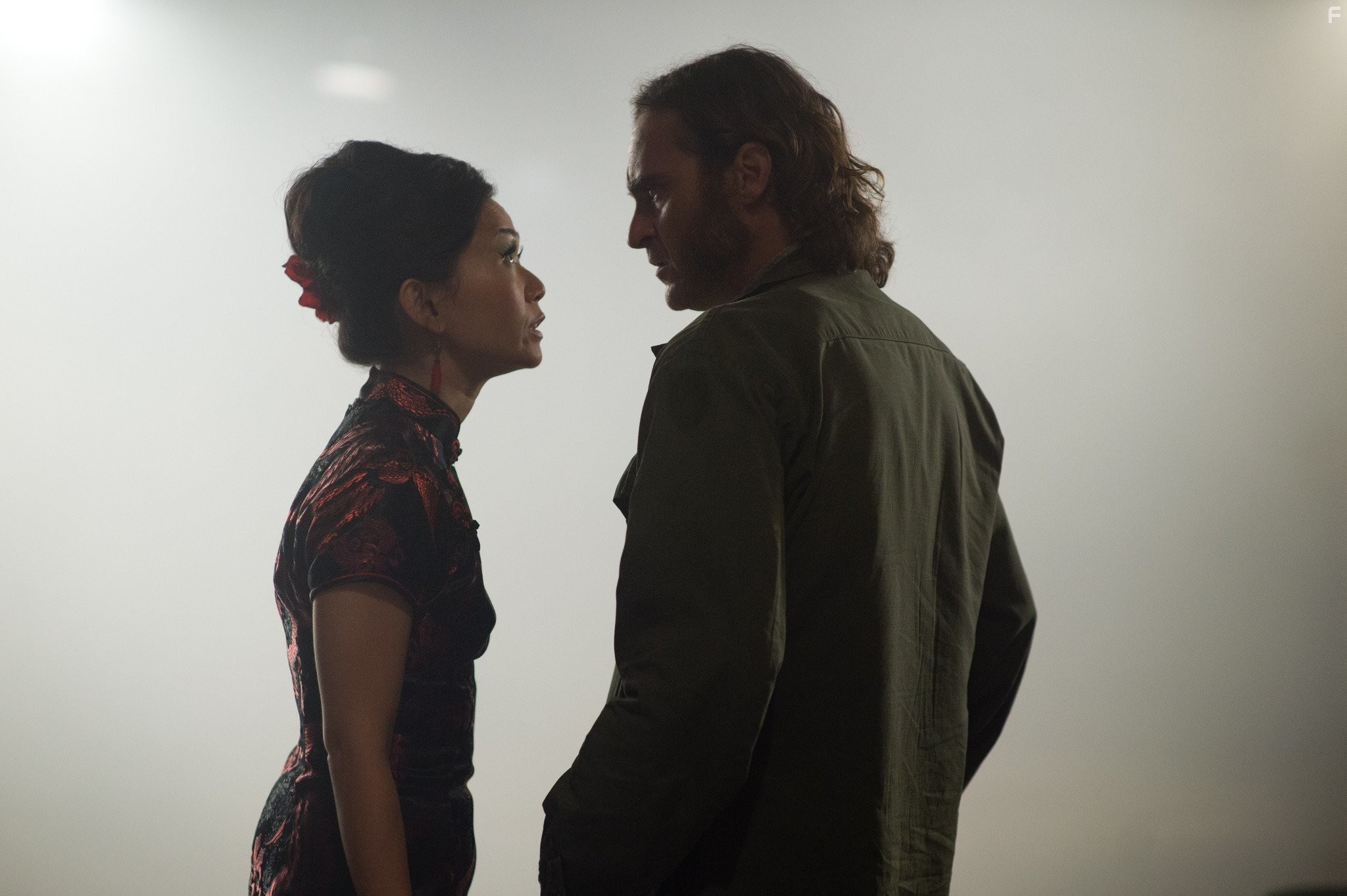 Joaquin Phoenix and Hong Chau in Врожденный порок (2014)