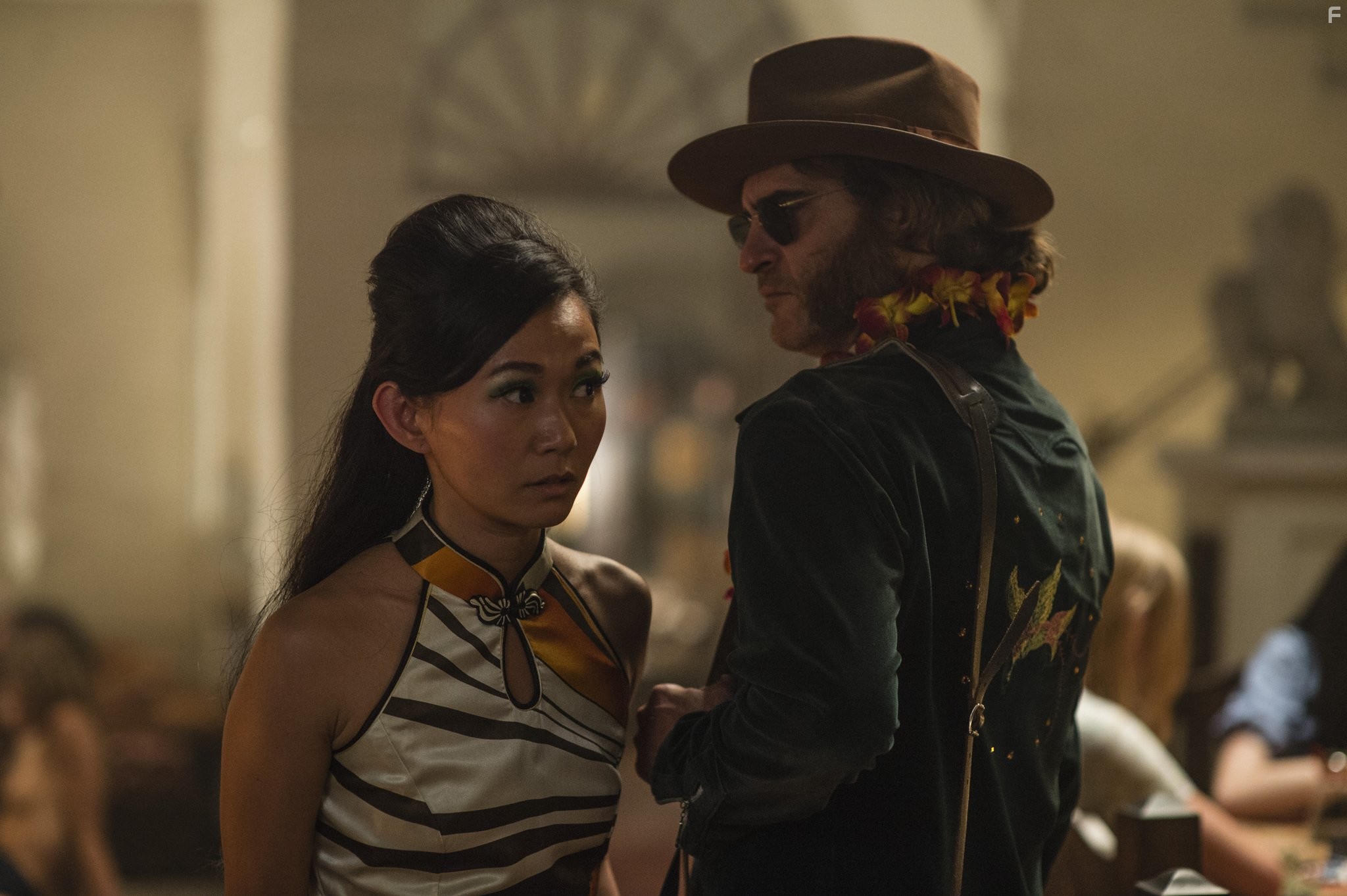 Joaquin Phoenix and Hong Chau in Врожденный порок (2014)