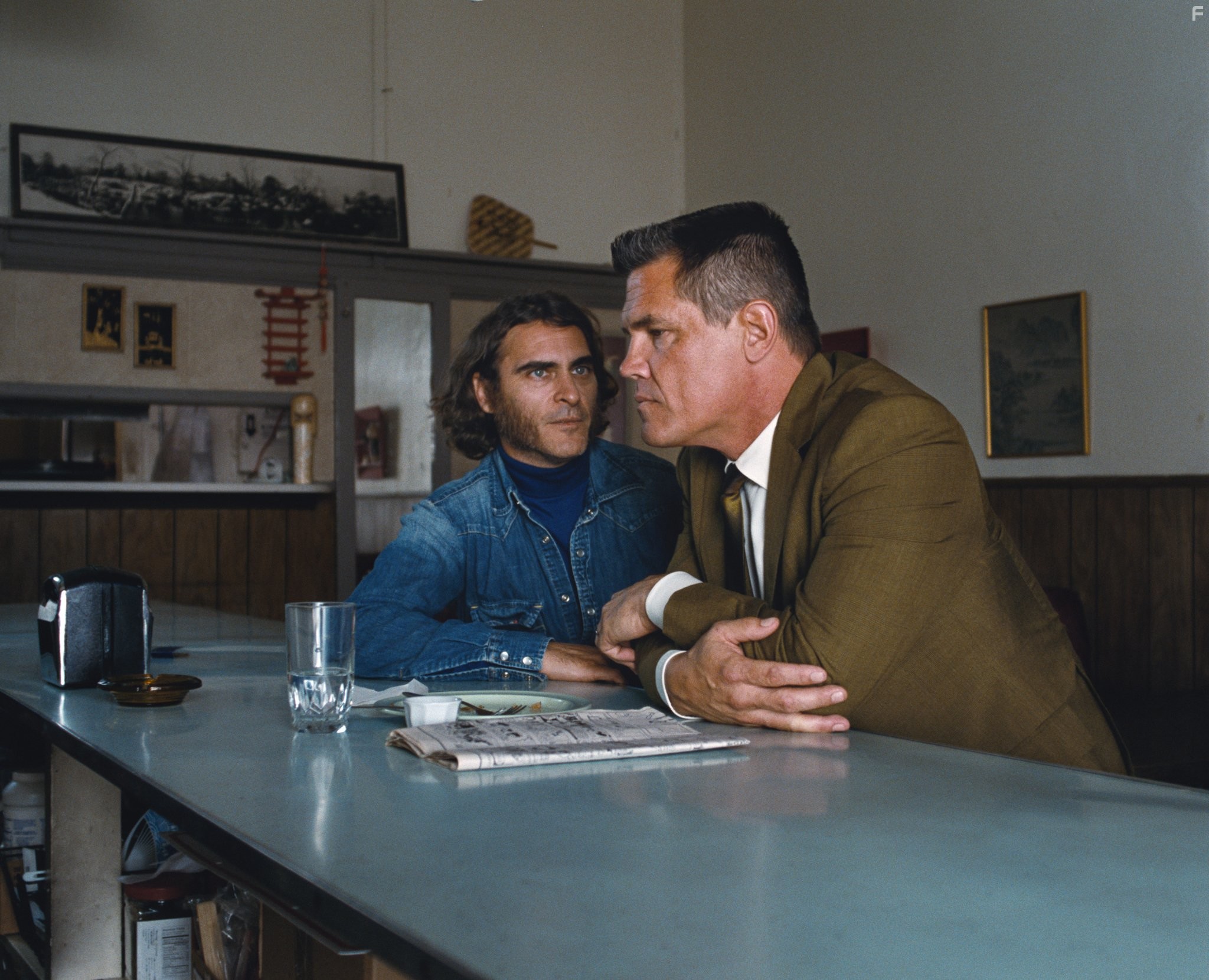 Josh Brolin and Joaquin Phoenix in Врожденный порок (2014)