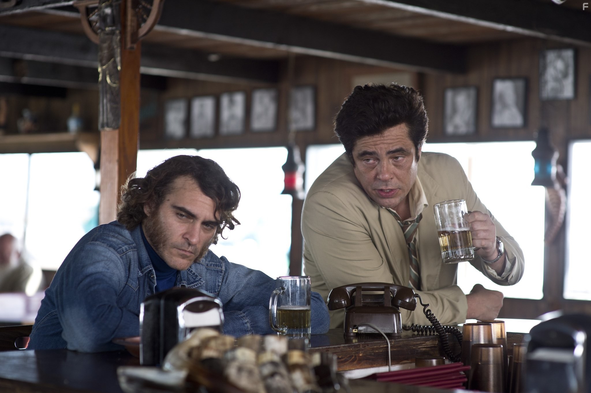 Benicio Del Toro and Joaquin Phoenix in Врожденный порок (2014)
