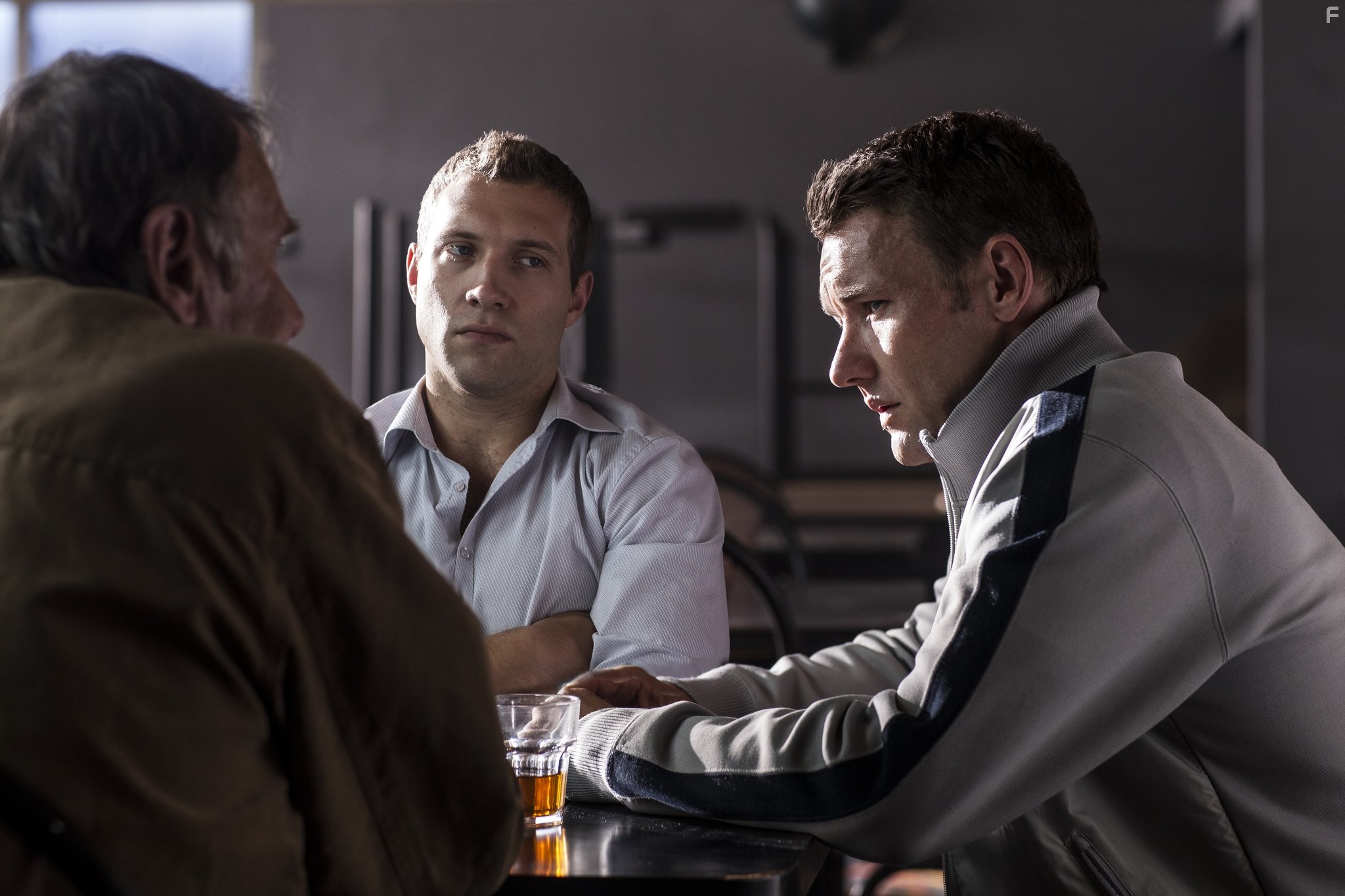 Joel Edgerton, Tom Wilkinson, and Jai Courtney in Особо тяжкое преступление (2013)