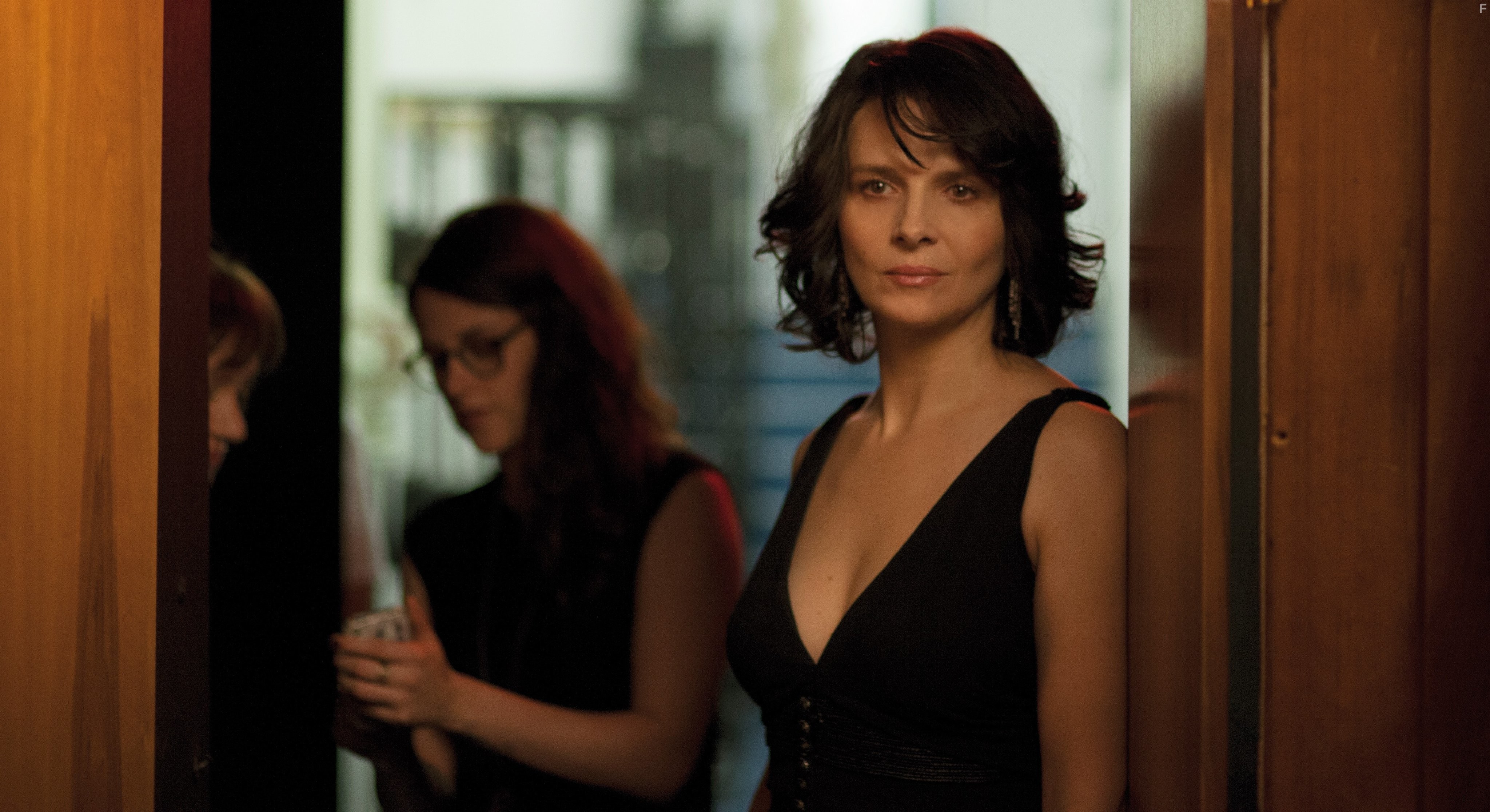 Juliette Binoche and Kristen Stewart in Зильс-Мария (2014)