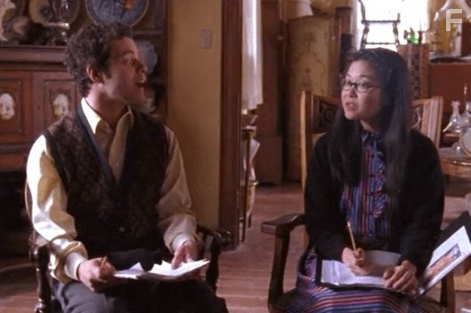 Keiko Agena and Rami Malek in Девочки Гилмор (2000)