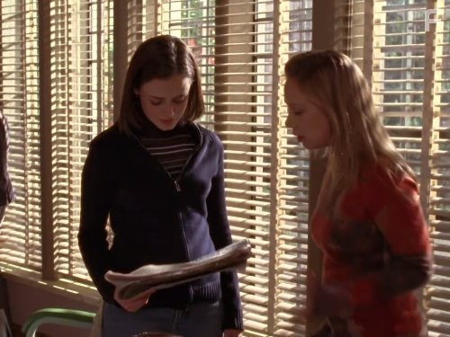 Alexis Bledel and Liza Weil in Девочки Гилмор (2000)