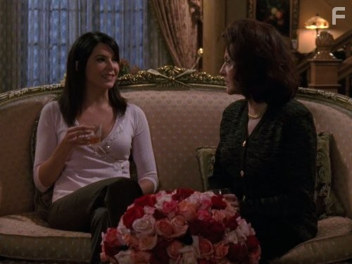 Kelly Bishop and Lauren Graham in Девочки Гилмор (2000)