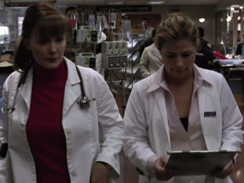 Laura Innes and Maura Tierney in Скорая помощь (1994)
