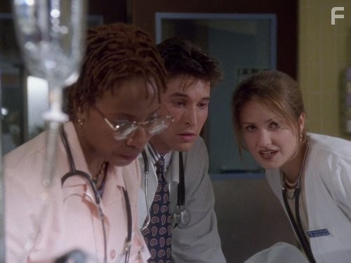 Noah Wyle, Conni Marie Brazelton, and Sherry Stringfield in Скорая помощь (1994)