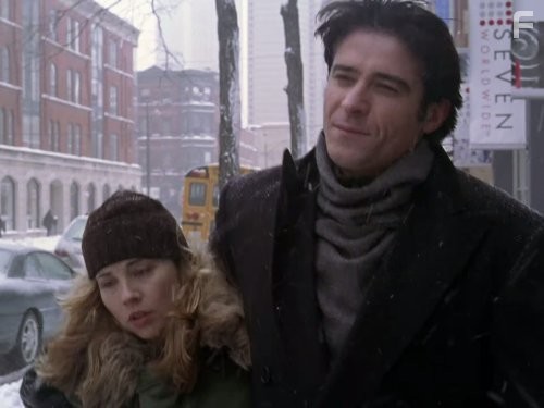 Linda Cardellini and Goran Visnjic in Скорая помощь (1994)
