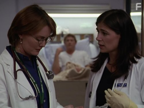 Laura Innes and Maura Tierney in Скорая помощь (1994)