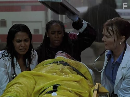 Laura Innes, Lyn Alicia Henderson, and Parminder Nagra in Скорая помощь (1994)