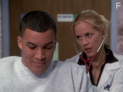 Maria Bello and Coby Bell in Скорая помощь (1994)