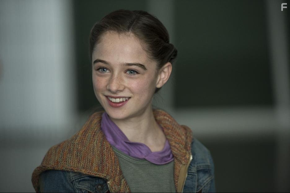 Raffey Cassidy in Земля будущего (2015)