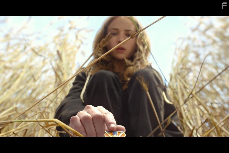 Britt Robertson in Земля будущего (2015)