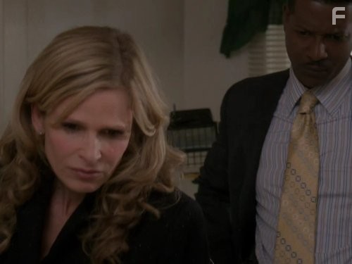 Kyra Sedgwick and Corey Reynolds in Ищейка (2005)