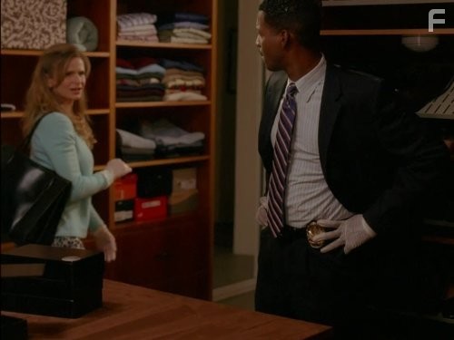 Kyra Sedgwick and Corey Reynolds in Ищейка (2005)