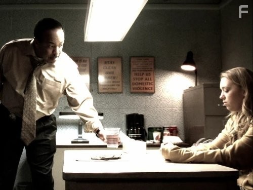 Andrea Bowen and Robert Gossett in Ищейка (2005)