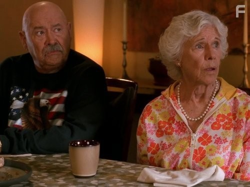 Barry Corbin and Frances Sternhagen in Ищейка (2005)