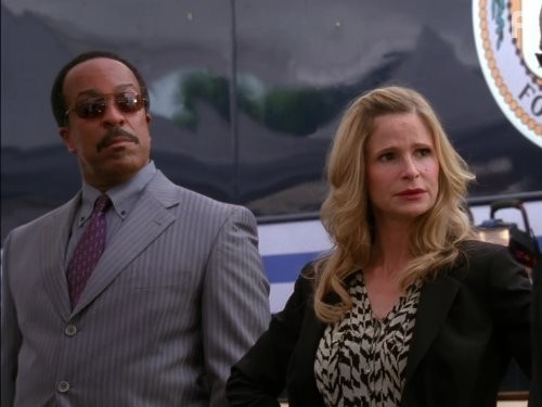 Kyra Sedgwick and Corey Reynolds in Ищейка (2005)