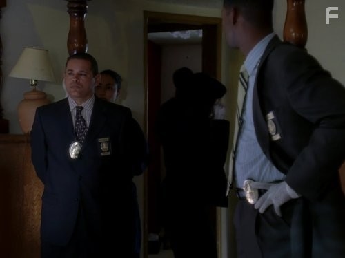 Raymond Cruz and Corey Reynolds in Ищейка (2005)