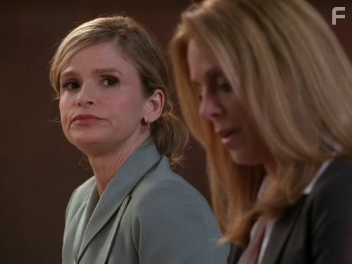 Kyra Sedgwick and Kathe Mazur in Ищейка (2005)