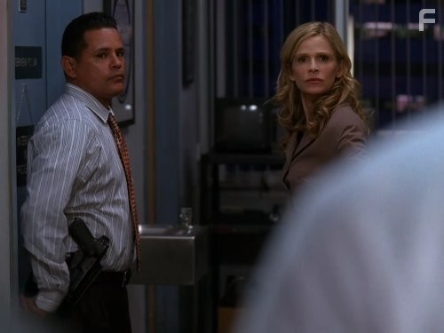 Kyra Sedgwick and Raymond Cruz in Ищейка (2005)