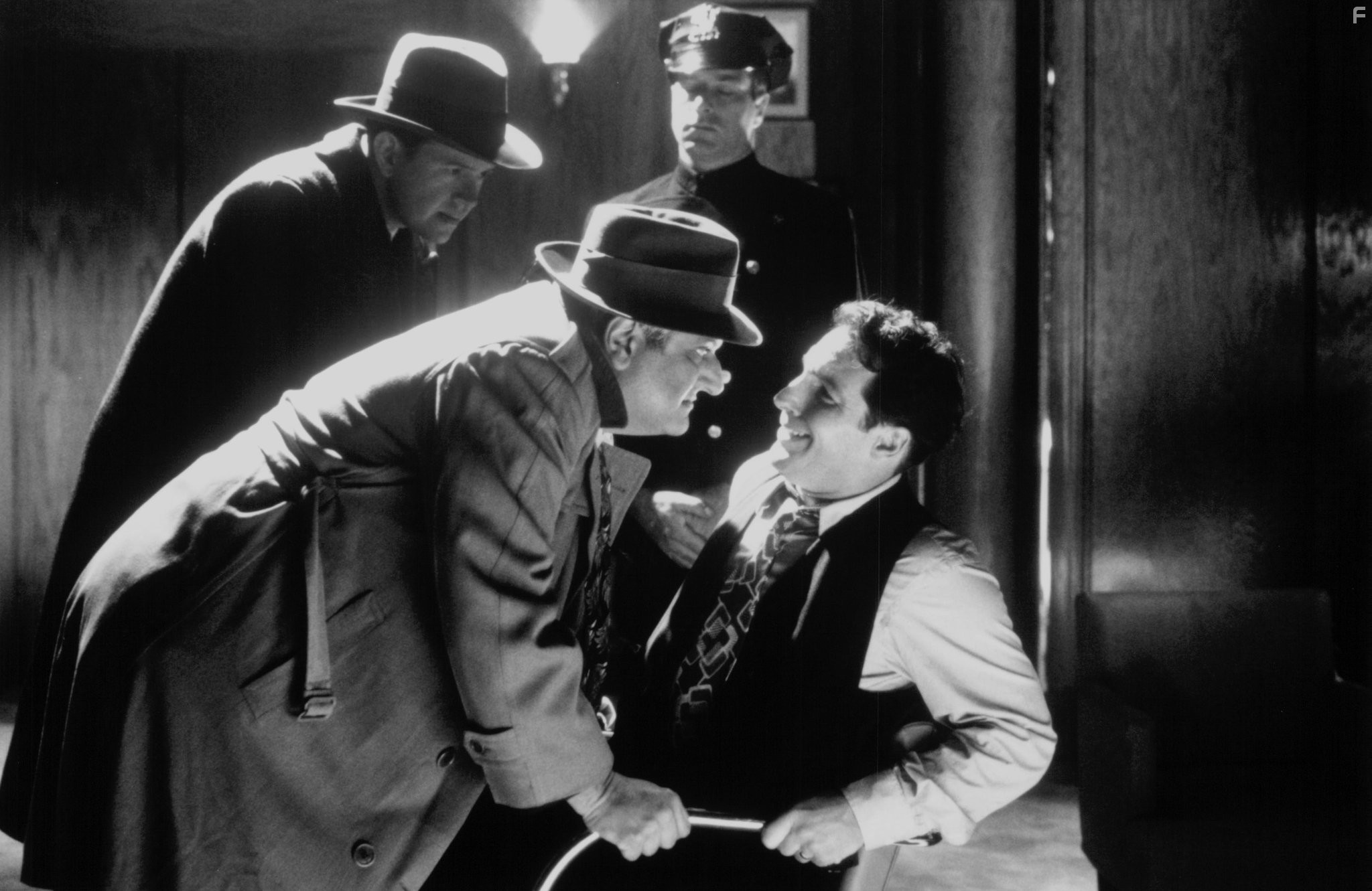 Brian Benben and Michael Lerner in Убийства на радио (1994)