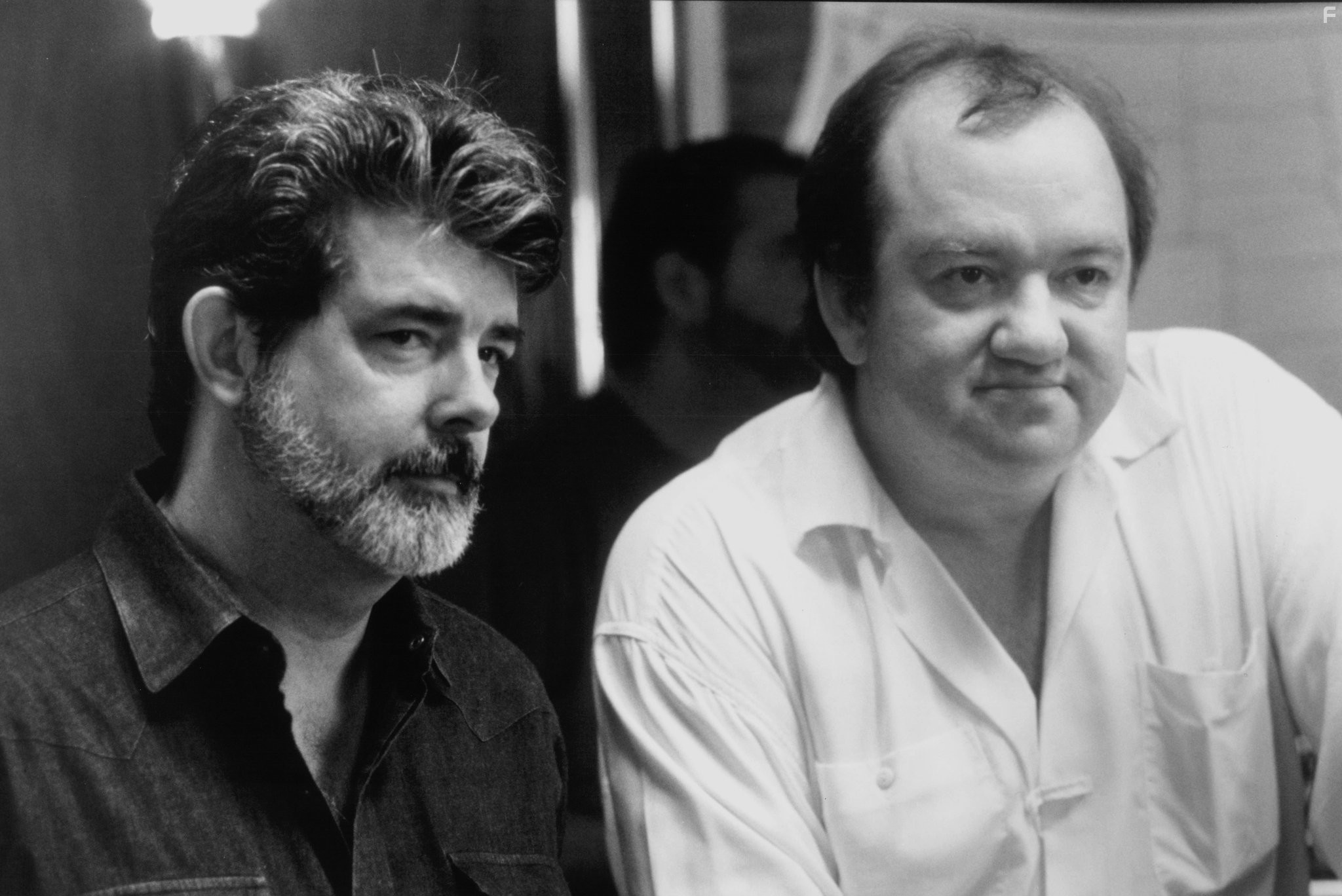 George Lucas and Mel Smith in Убийства на радио (1994)