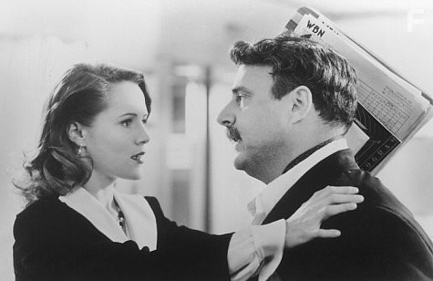 Mary Stuart Masterson and Jeffrey Tambor in Убийства на радио (1994)