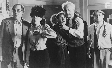 Bobcat Goldthwait, Peter MacNicol, Anne De Salvo, Robert Klein, and Harvey Korman in Убийства на радио (1994)