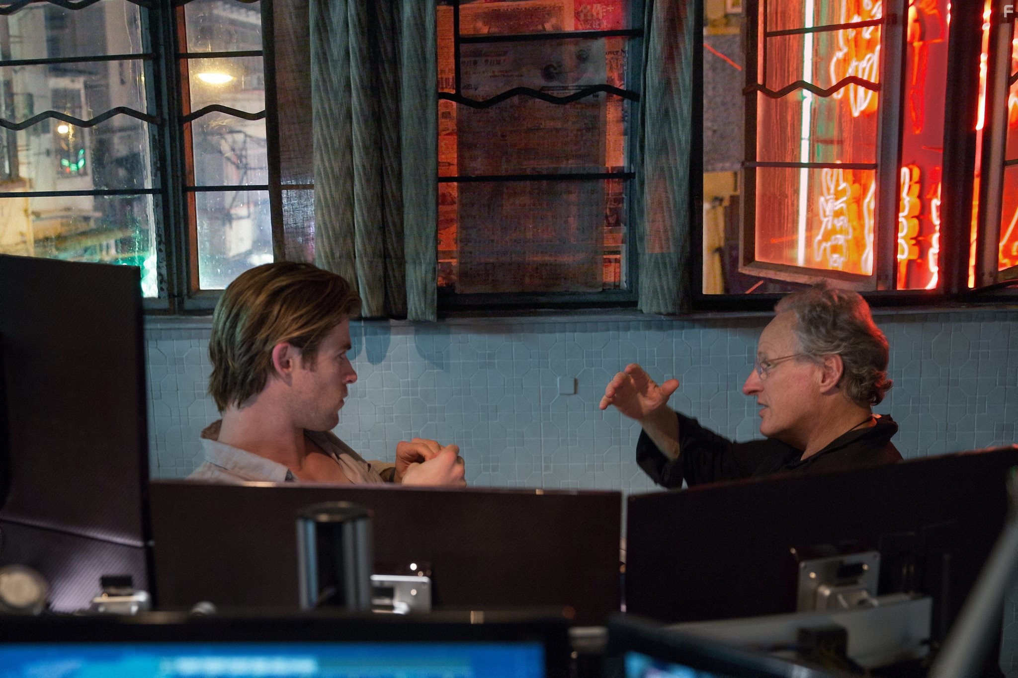 Michael Mann and Chris Hemsworth in Кибер (2015)