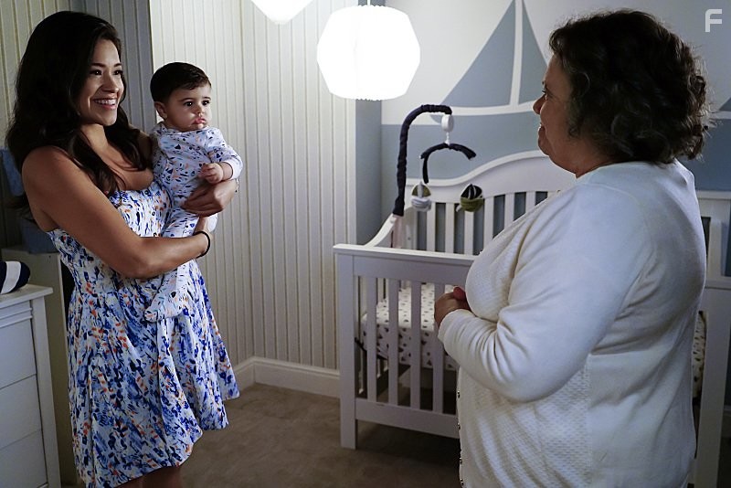 Lidia Porto and Gina Rodriguez in Девственница Джейн (2014)