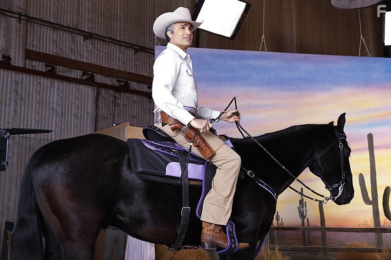 Jaime Camil in Девственница Джейн (2014)