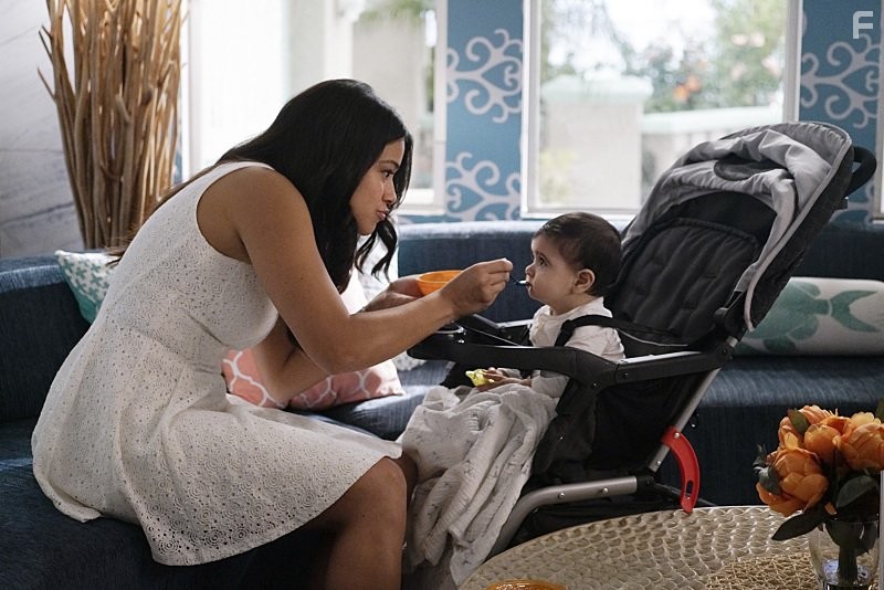 Gina Rodriguez in Девственница Джейн (2014)