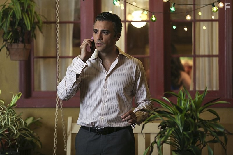 Jaime Camil in Девственница Джейн (2014)