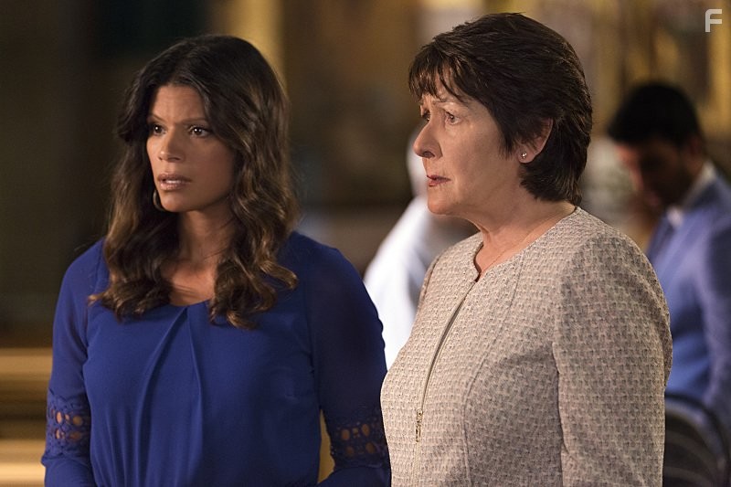 Ivonne Coll and Andrea Navedo in Девственница Джейн (2014)