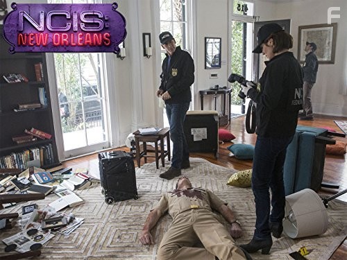 Lucas Black and Zoe McLellan in Морская полиция: Новый Орлеан (2014)