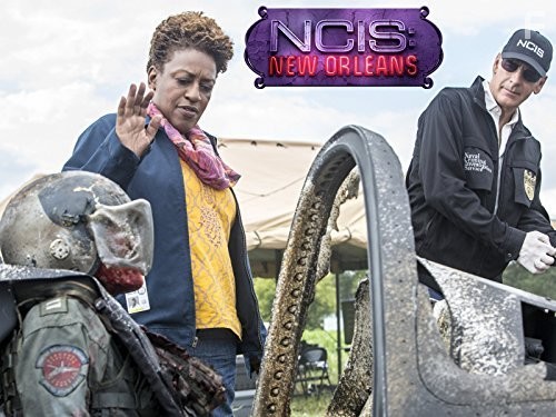 Scott Bakula and CCH Pounder in Морская полиция: Новый Орлеан (2014)